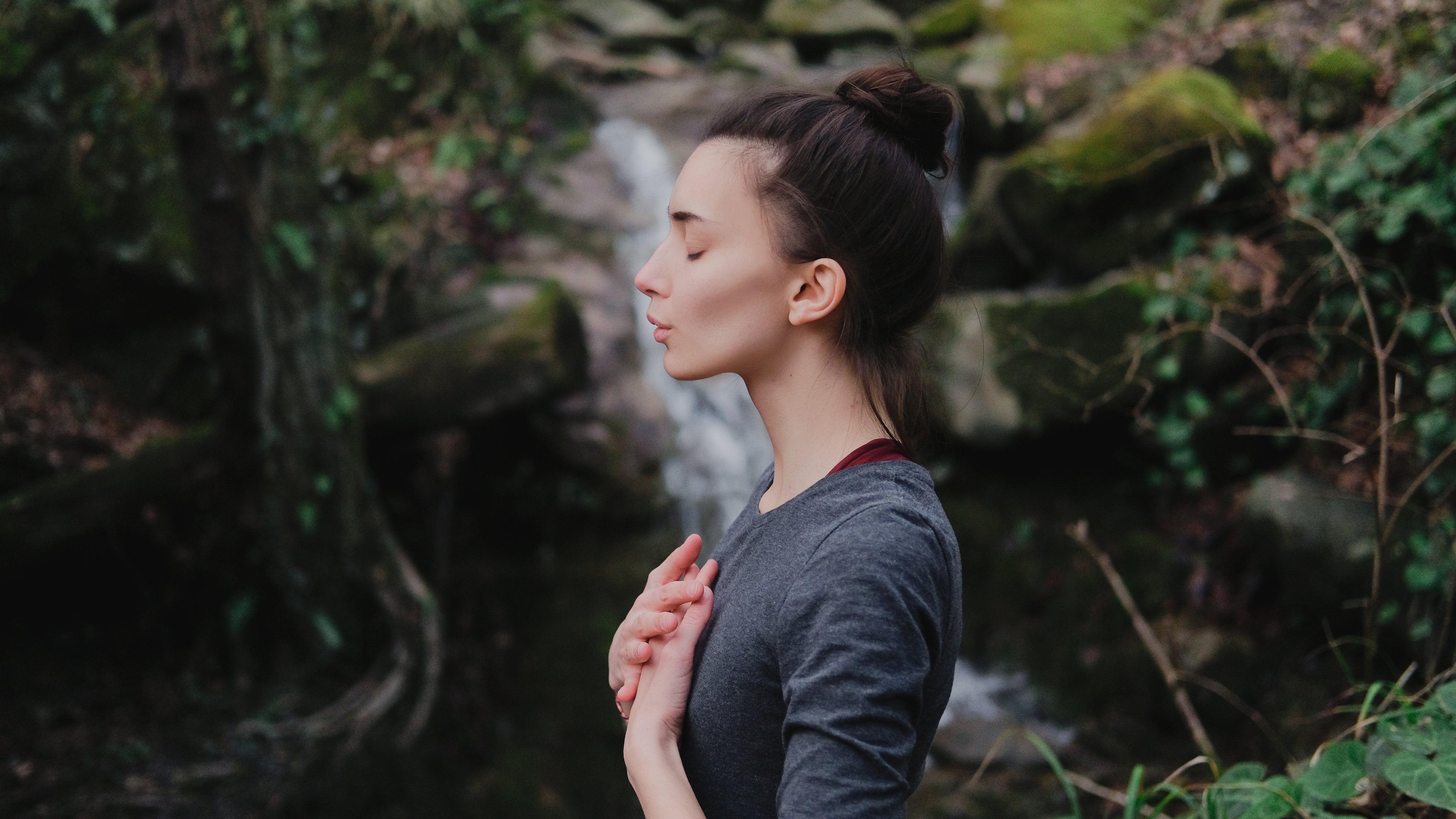 A woman breathing and using her diaphragm